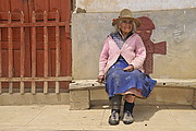 Frau vor ihrem Haus in Piscobamba