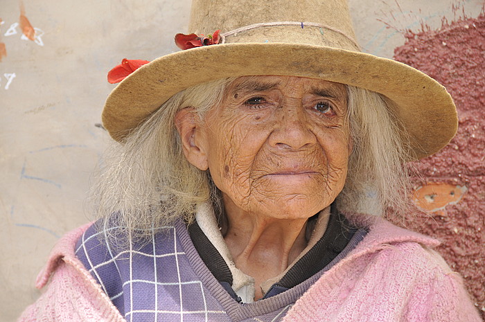 Peruanerin vor Ihrem Haus