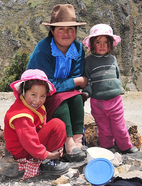 Kinder eines Kohlemineurs mit ihrer Mutter