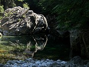 Steinblock im Lavizzara Fluss