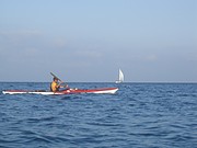 Seekajak mit Segelschiff